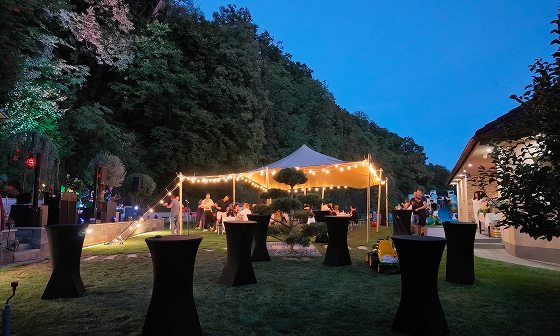 Event management – Agencija bloom: outdoor evening event with lighting, a tent and guests