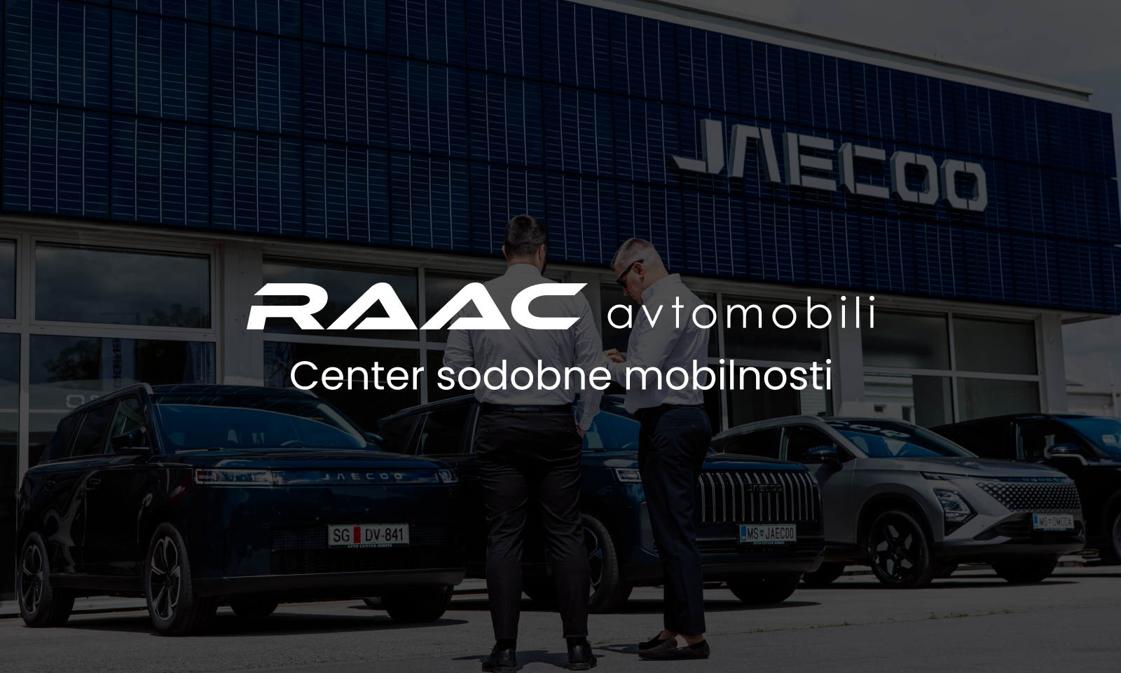 Slogan for RAAC avtomobili: “The center of modern mobility” in front of the Jaecoo showroom